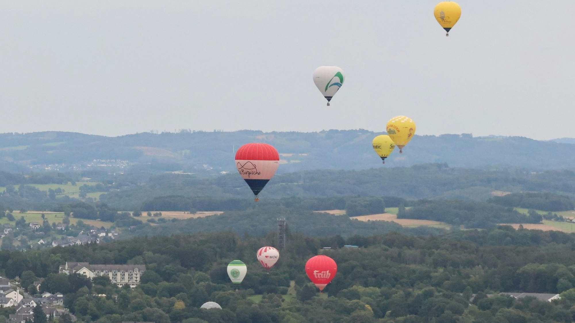 Heißluftballone schweben am Himmel.