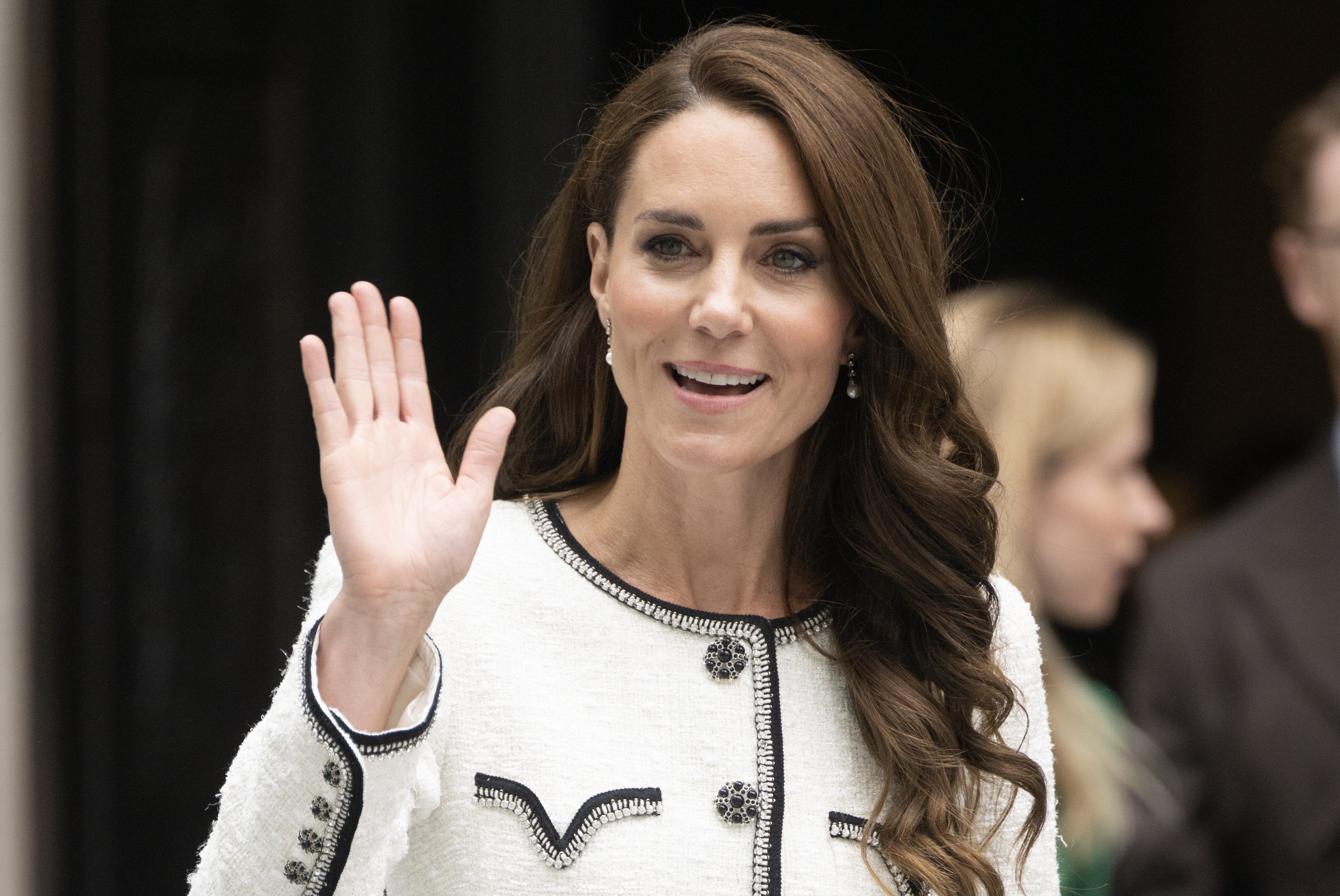 ARCHIV - 20.06.2023, Großbritannien, London: Kate (r), Prinzessin von Wales, winkt bei einem Besuch zur Wiedereröffnung der National Portrait Gallery nach einem dreijährigen Renovierungsprogramm.
