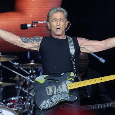 Peter Maffay, Sänger und Gitarrist, startet im Ostseestadion seine Farewell-Tour unter dem Titel «We love Rock 'n' Roll». Der 74-Jährige rockt auf seiner letzten Tournee mit seiner Band bis zum 20.07.2024 durch zehn Städte. Foto: Bernd Wüstneck/dpa +++ dpa-Bildfunk +++