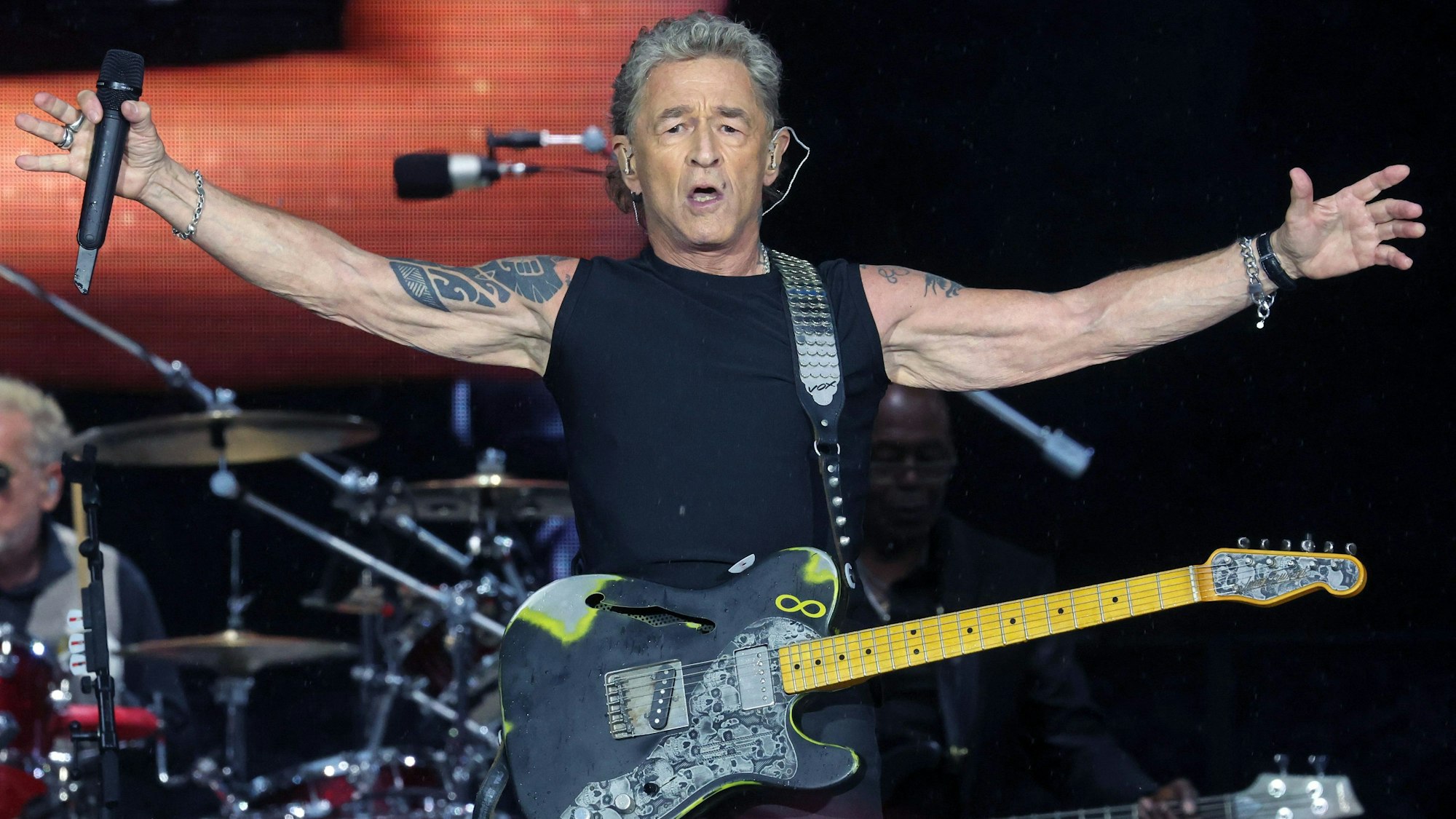 Peter Maffay, Sänger und Gitarrist, startet im Ostseestadion seine Farewell-Tour unter dem Titel «We love Rock 'n' Roll». Der 74-Jährige rockt auf seiner letzten Tournee mit seiner Band bis zum 20.07.2024 durch zehn Städte. Foto: Bernd Wüstneck/dpa +++ dpa-Bildfunk +++