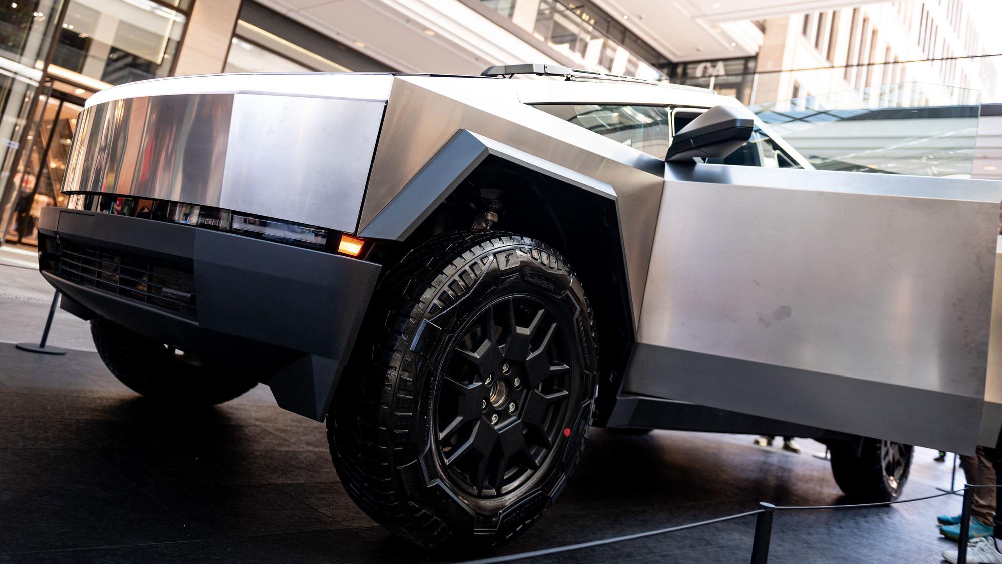 Der Cybertruck wird in der Mall of Berlin vorgestellt.