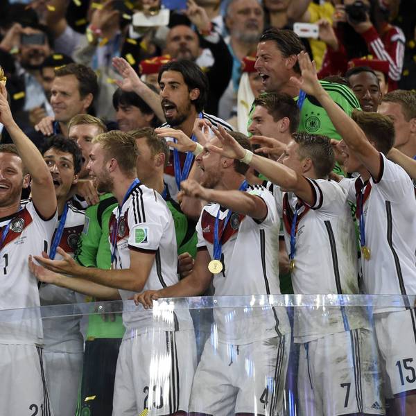 Die deutschen Weltmeister von 2014 bei der Siergerehrung nach nach dem Finale.