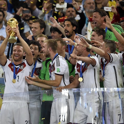 Die deutschen Weltmeister von 2014 bei der Siergerehrung nach nach dem Finale.