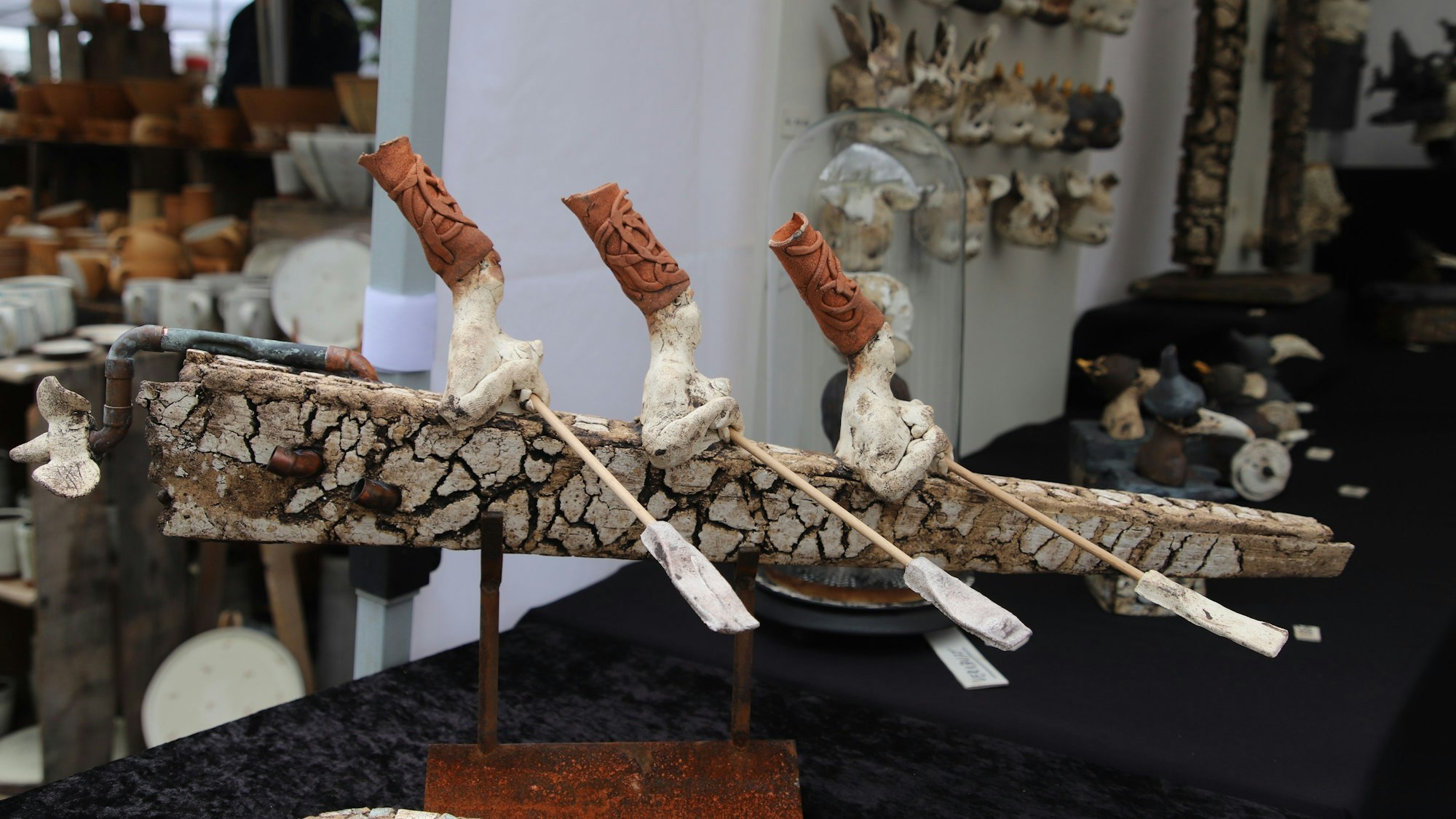 Harm van der Zeeuw hat ein Ruderboot mit drei Menschen, die hohe Hüte tragen, getöpfert.