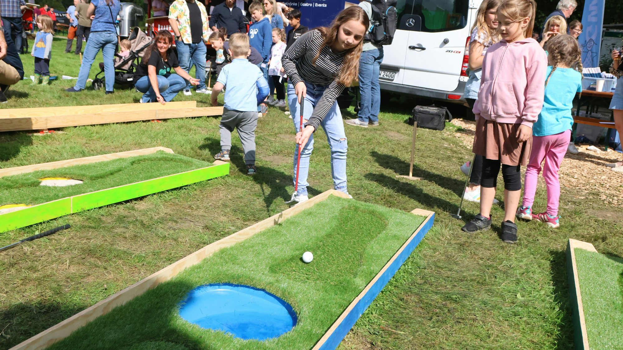 Lia Cremer (11) beim Minigolf