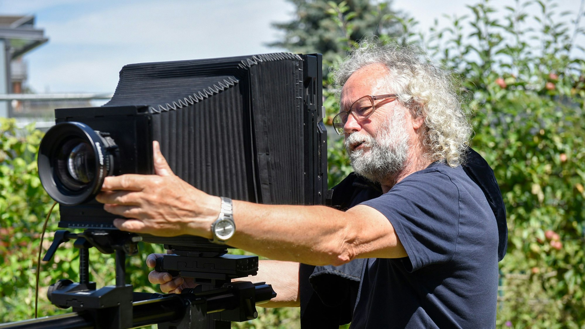 Hubert Perschke mit einer Großformatkamera.
