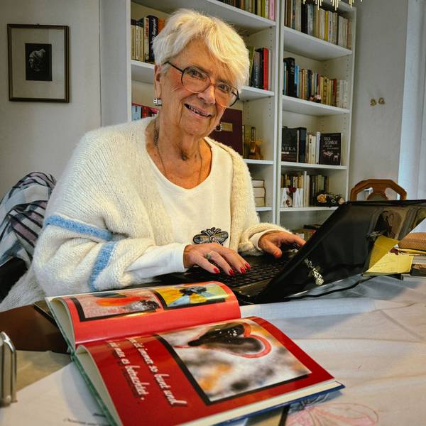 Autorin Inge Helm (86) in ihrem Wohnzimmer, wo sie am liebsten schreibt.