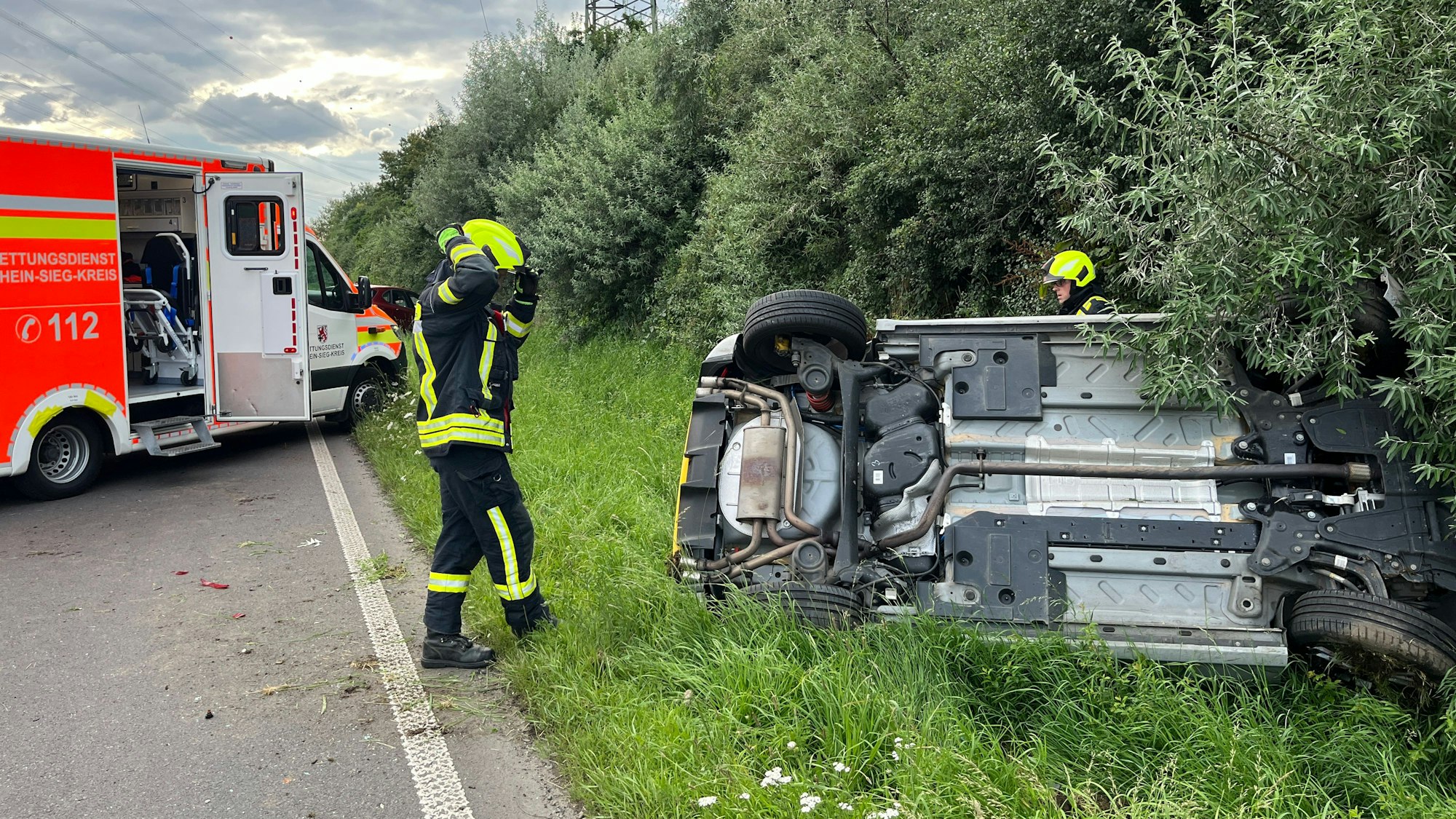 Ein Auto schleuderte in die Böschung und blieb auf der Fahrerseite liegen.
