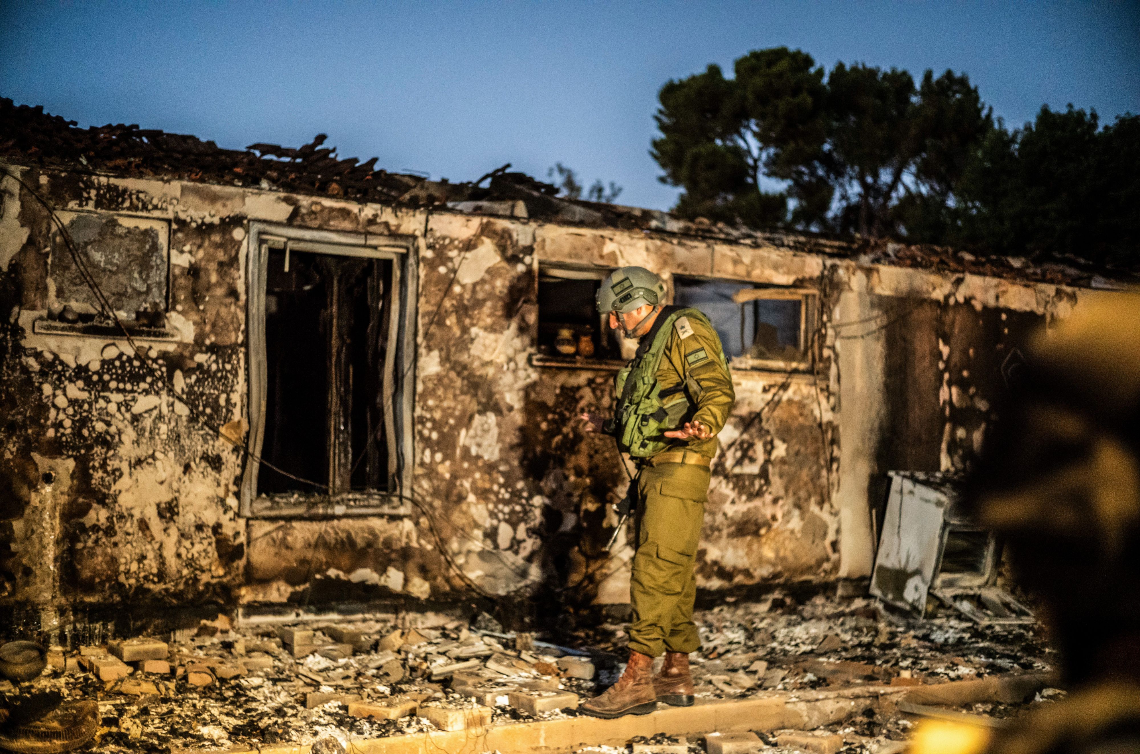 Ein israelischer Soldat inspiziert ein zerstörtes Haus in einem Kibbuz, der von Terroristen der Hamas überfallen worden war, nachdem die israelische Armee die Kontrolle dort wiedererlangt hat. (Symbolbild)