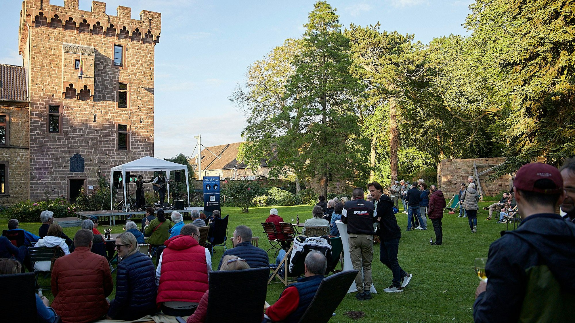 Rund 100 Zuschauer kamen zu dem Konzert im Park der Burg Vlatten, das der Bürgerverein Vlatten organisiert hatte.