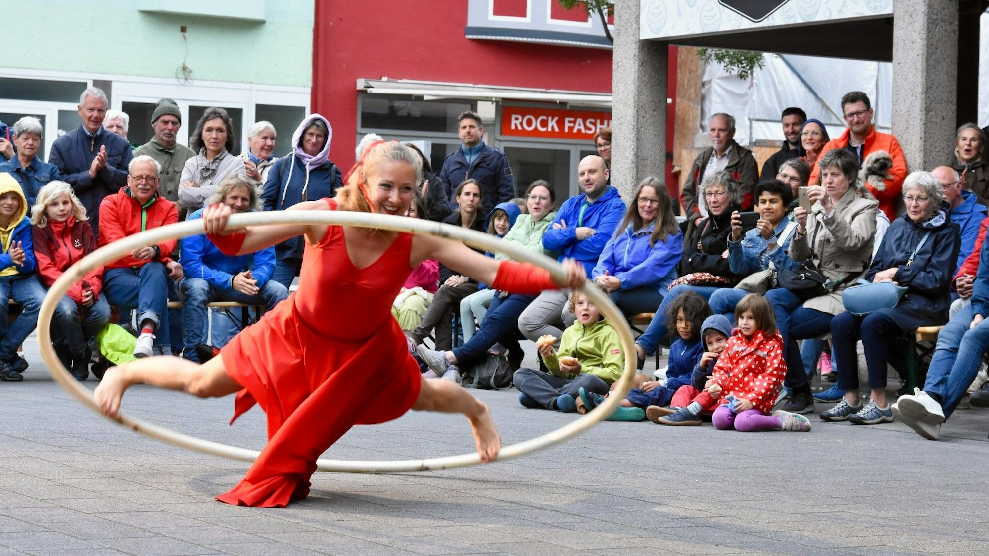 Bis kurz vor den Boden lässt Sibila das Rad ausrotieren, um es dann mit rhythmischen Bewegungen wieder in die Vertikale zu bringen.