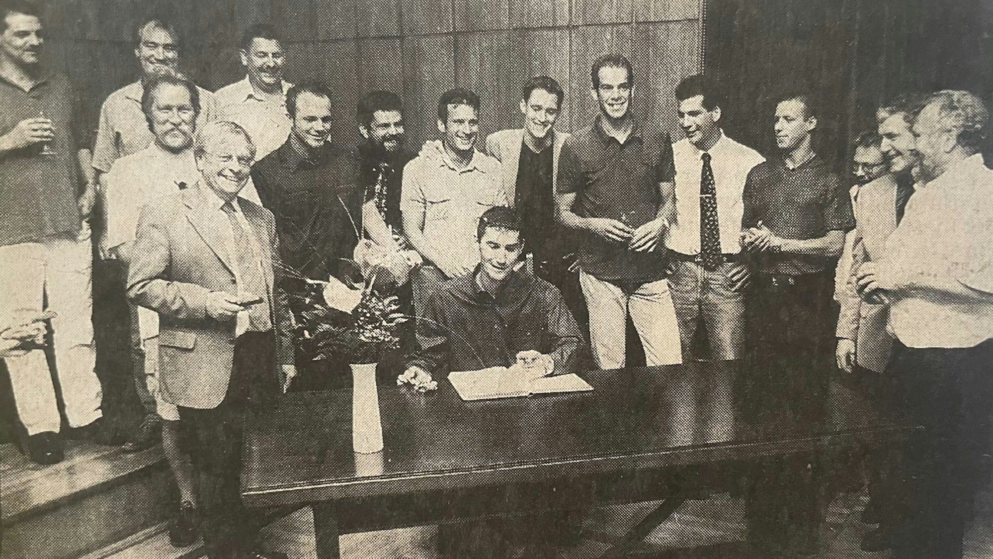 Fußballer, Betreuer und Vorstand tragen sich im Euskirchener Rathaus ins Goldene Buch der Stadt ein.