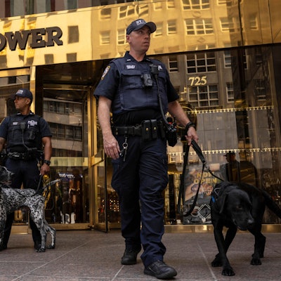 14.07.2024, USA, New York: Beamte des New York City Police Department stehen vor dem Trump Tower in New York. Foto: Yuki Iwamura/FR171758 AP/AP +++ dpa-Bildfunk +++