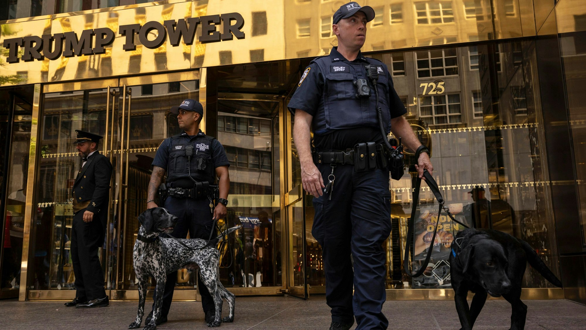 14.07.2024, USA, New York: Beamte des New York City Police Department stehen vor dem Trump Tower in New York. Foto: Yuki Iwamura/FR171758 AP/AP +++ dpa-Bildfunk +++