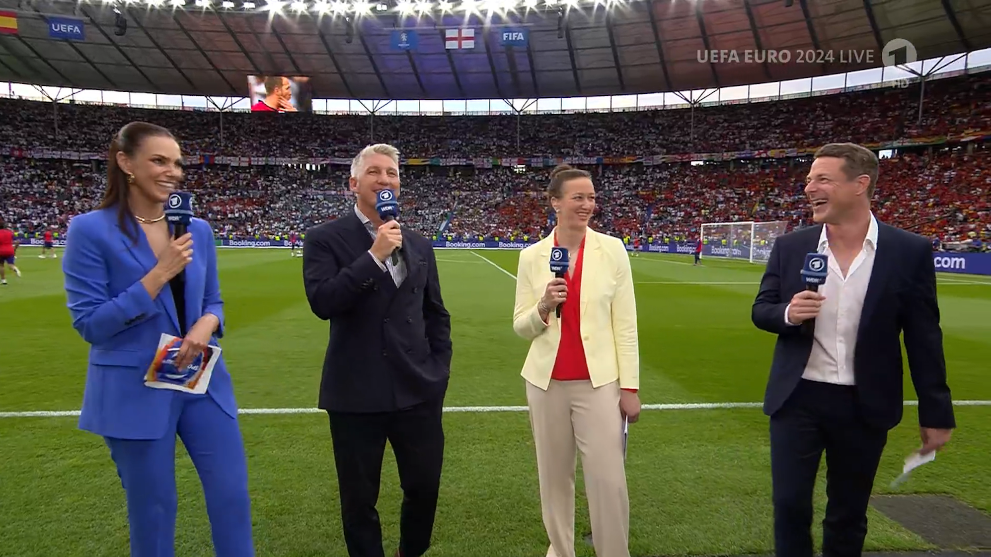 Esther Sedlaczek (38), Alexander Bommes (48), Almuth Schult (33) und Bastian Schweinsteiger (39) führten am Sonntag (14. Juli 2024) in der ARD durch den EM-Finalabend. Bommes amüsierte sich nach seiner fußballerischen Einlage prächtig.