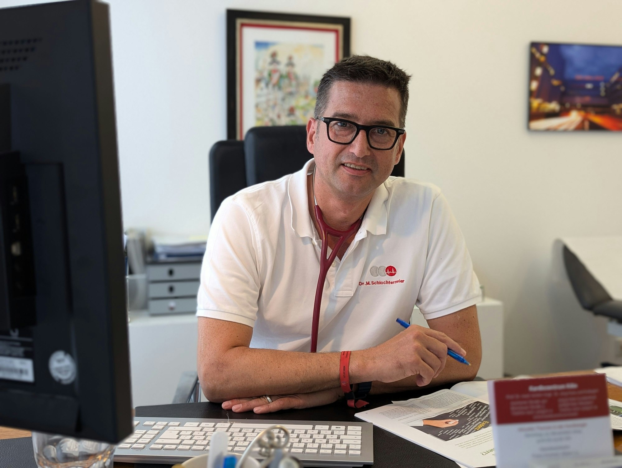 Das Foto zeigt den Hausarzt Dr. Matthias Schlochtermeier in seiner Praxis.