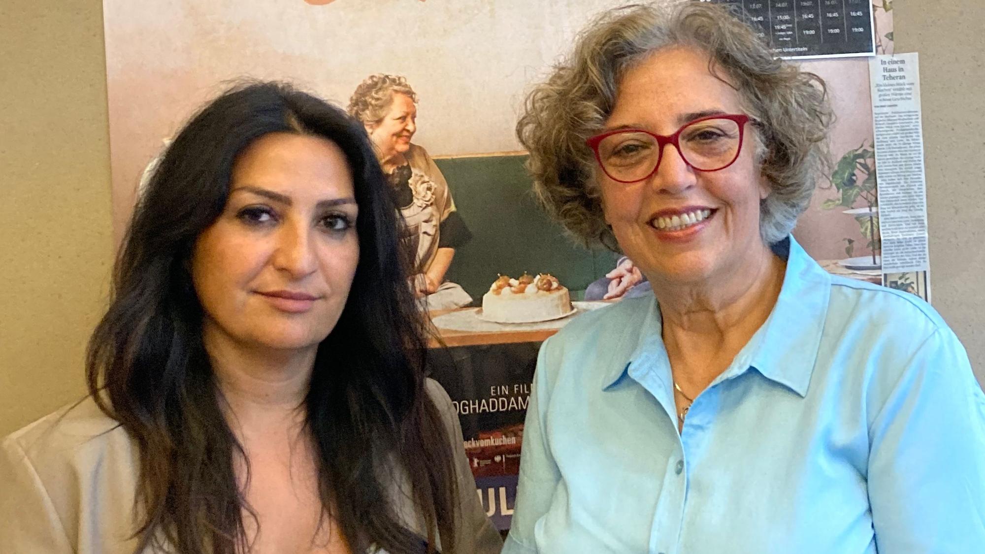 Die im Iran geborene Kurdin Neda Paiabandi und die iranstämmigen Gynäkologin Mitra Sarvestani (v.l.), Mitglied der der deutsch-iranischen Ärztevereinigung „ParsiMed", diskutierten im Odeon mit dem Publikum.