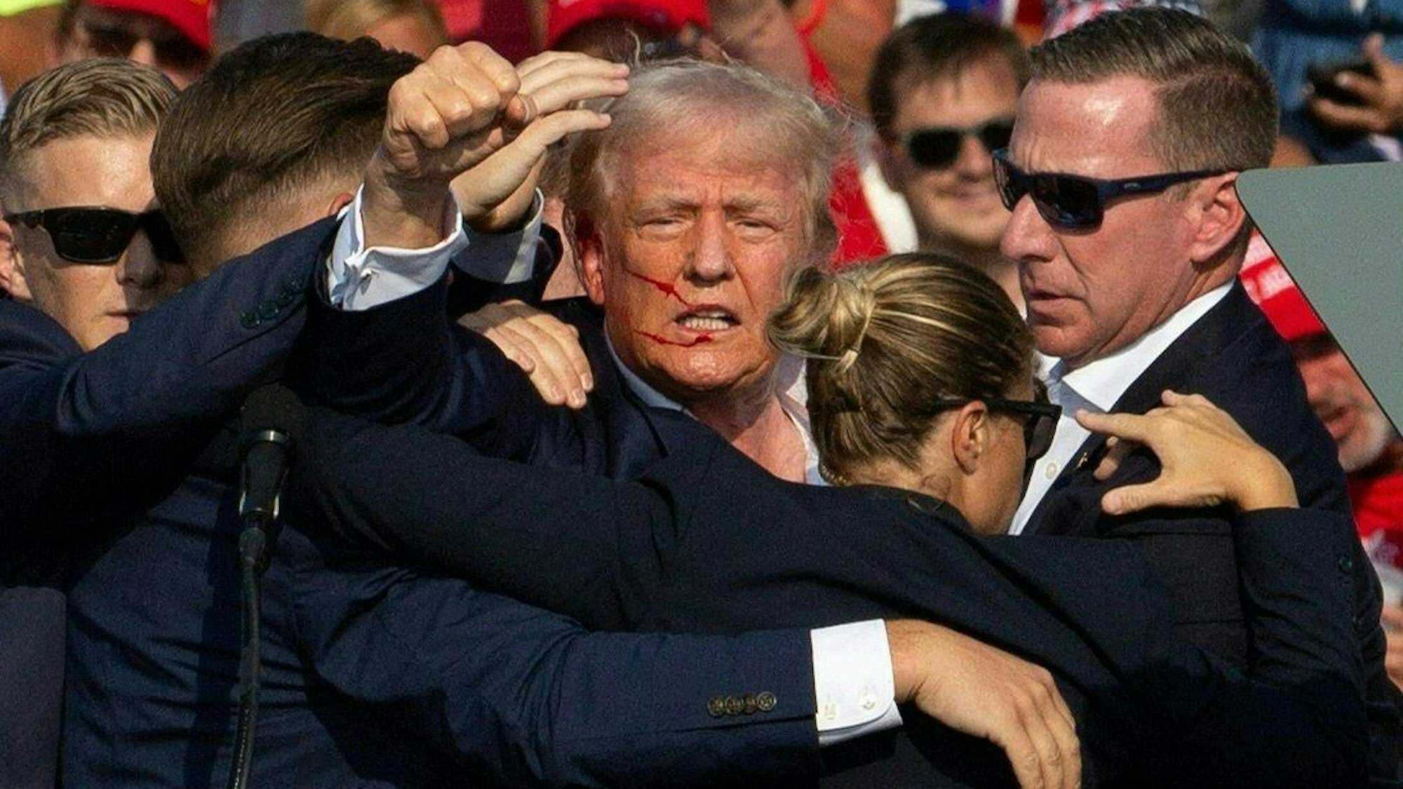 Bei einer Wahlkampfveranstaltung des designierten republikanischen Präsidentschaftskandidaten Trump in der Kleinstadt Butler waren am Samstag Schüsse gefallen.