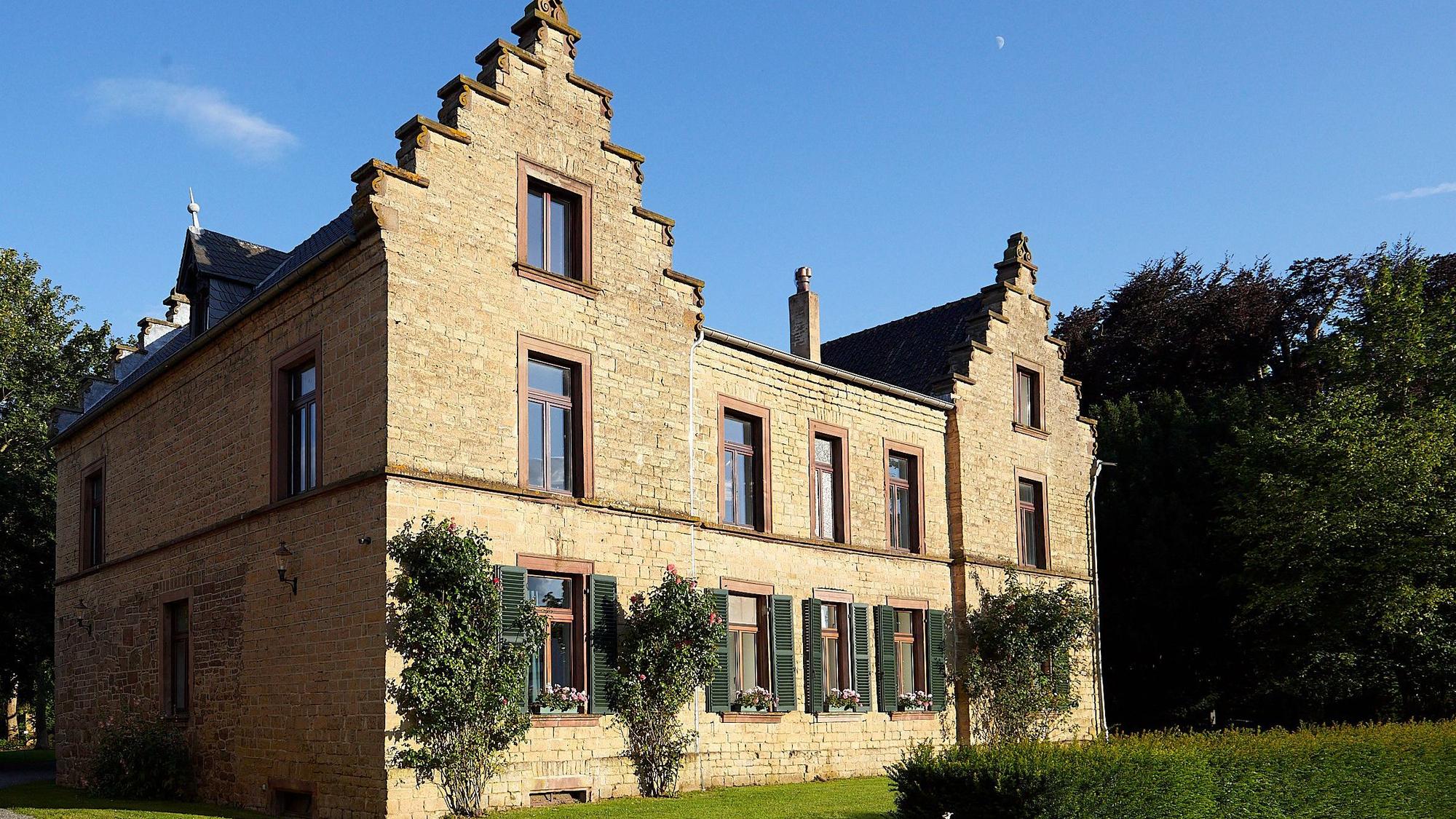 Das Bild zeigt das rund 250 Jahre alte Herrenhaus der Burg in Vlatten.
