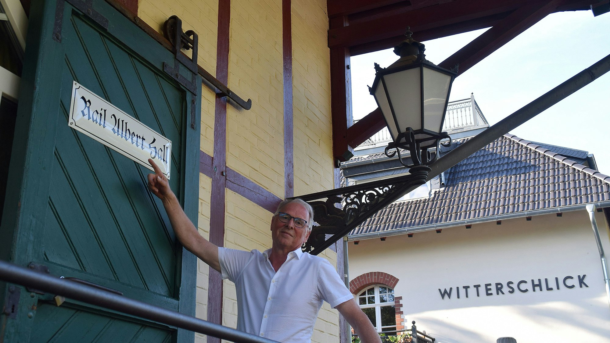 10. Juli 2024. Alfter-Witterschlick. Leben im alten Bahnhof: 2004 hatten Albert und Annette Söhngen das historische Bahnhofsgebäude in Witterschlick ausgebaut. Heute leben sie darin. Foto: Frank Engel-Strebel
