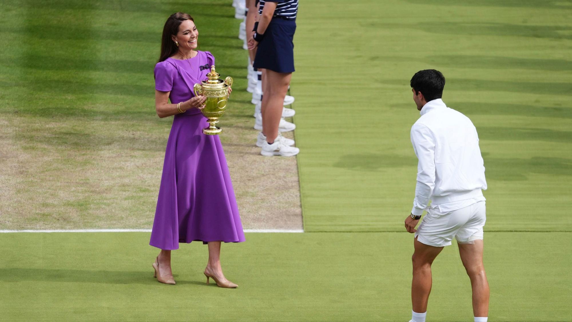 14.07.2024, Großbritannien, London: Tennis: Grand Slam - Wimbledon, ATP-Tour, Einzel, Herren, Finale, Alcaraz (Spanien) - Djokovic (Serbien): Kate, Prinzessin von Wales, überreicht Carlos Alcaraz die Gentlemen's Singles Trophy nach seinem Sieg.