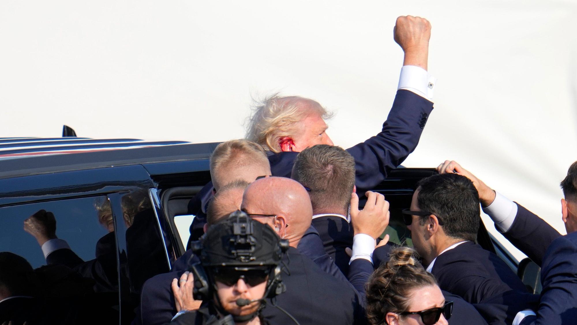Nach dem Anschlag: Agenten des US-Geheimdienstes Secret Service helfen dem republikanischen Präsidentschaftsbewerber und ehemaligen US-Präsidenten Donald Trump in ein Fahrzeug.