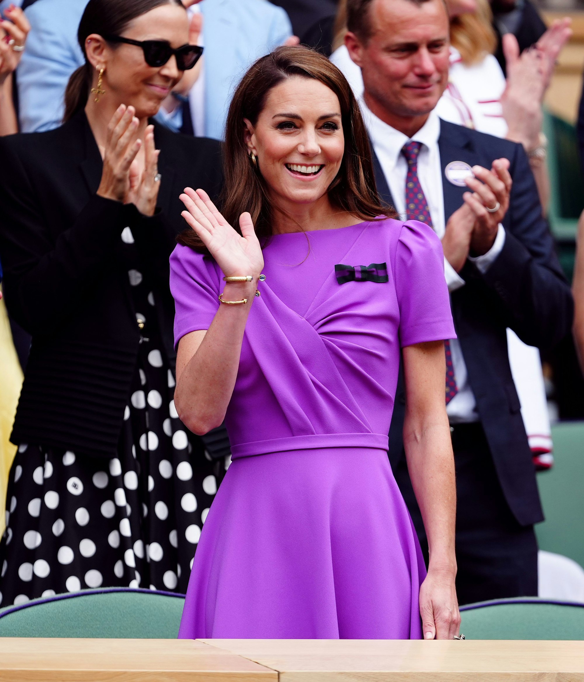 Kate, Princess of Wales, winkt vor dem Finale aus der Royal Box im All England Lawn Tennis and Croquet Club.