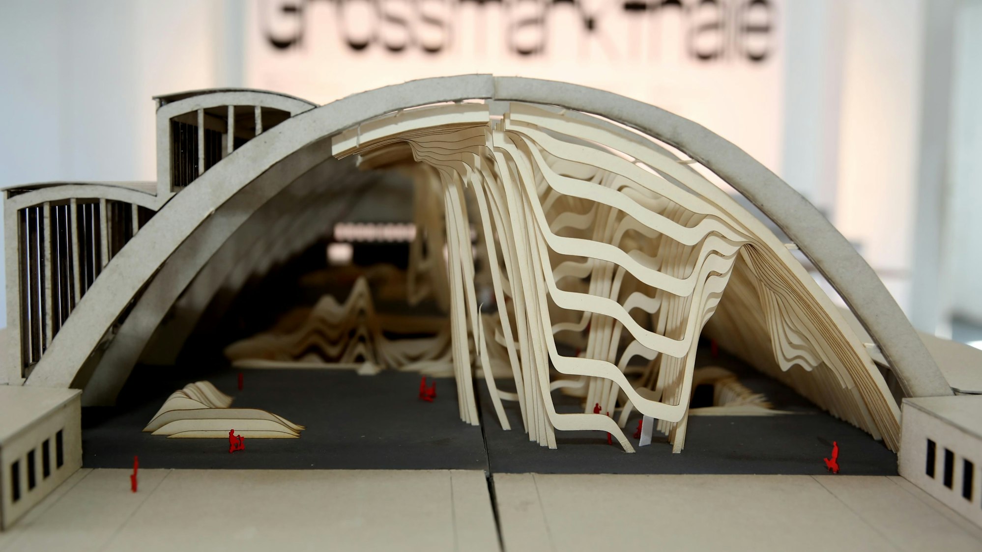 An eine Tropfsteinhöhle soll die so gestaltete Halle erinnern, für die eine vielfältige Nutzung vorgesehen ist.