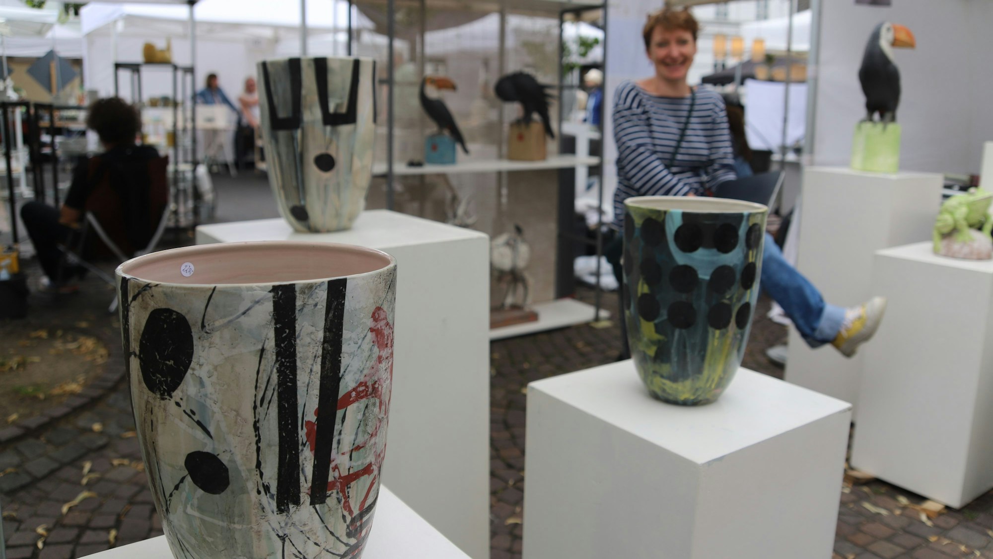 Nicole Thoss aus Höhr-Grenzhausen zeigte große Vasen mit außergewöhnlicher Zeichnung.