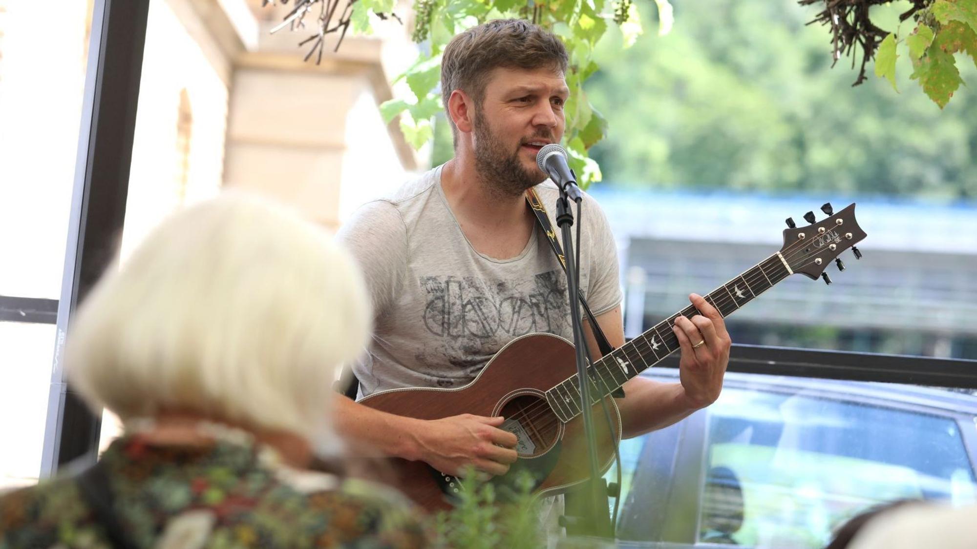 Ein Musiker spielt Gitarre.