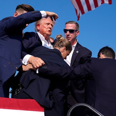 Donald Trump wurde bei einer Wahlkampfveranstaltung nach Schüssen verletzt.