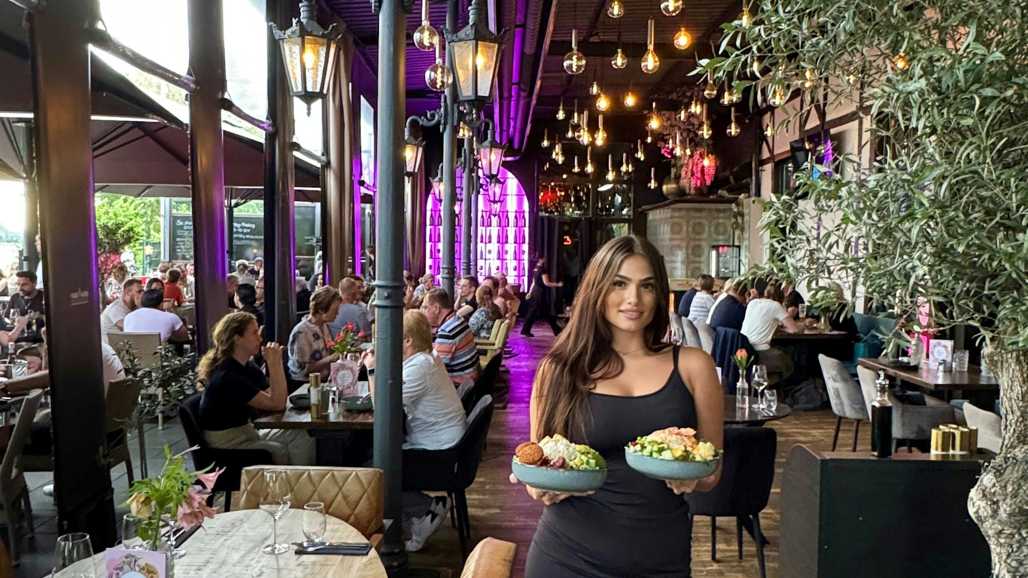 Fotos aus dem Bahnhöfchen. Mitarbeiterin Kim Vester serviert Bowles.