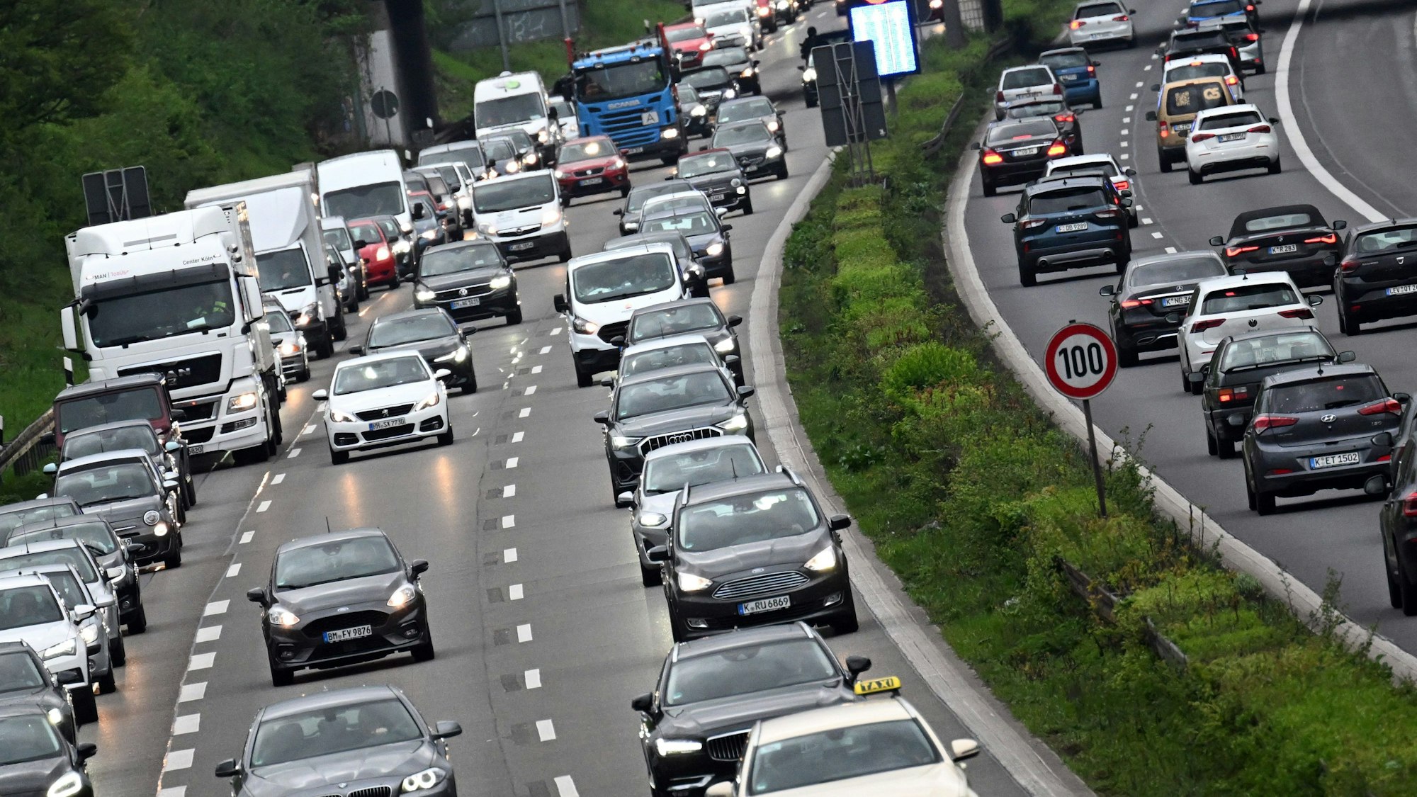 Nordrhein-Westfalen, Köln: Autos fahren im Berufsverkehr am Morgen über die Autobahn 57. (Archivbild)