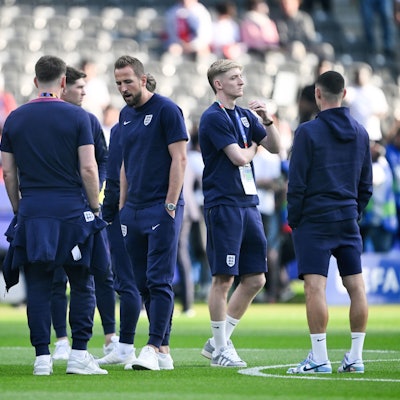 Englands Harry Kane (M) und seine Mitspieler begutachten vor dem Aufwärmen den Rasen.
