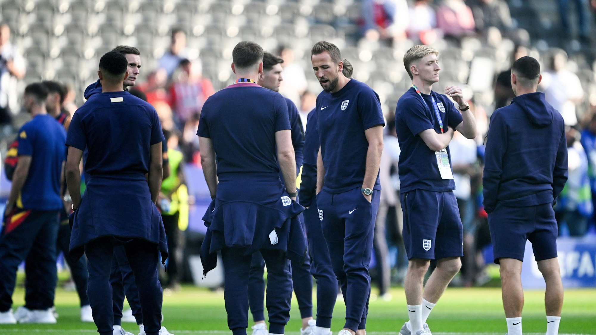 Englands Harry Kane (M) und seine Mitspieler begutachten vor dem Aufwärmen den Rasen.
