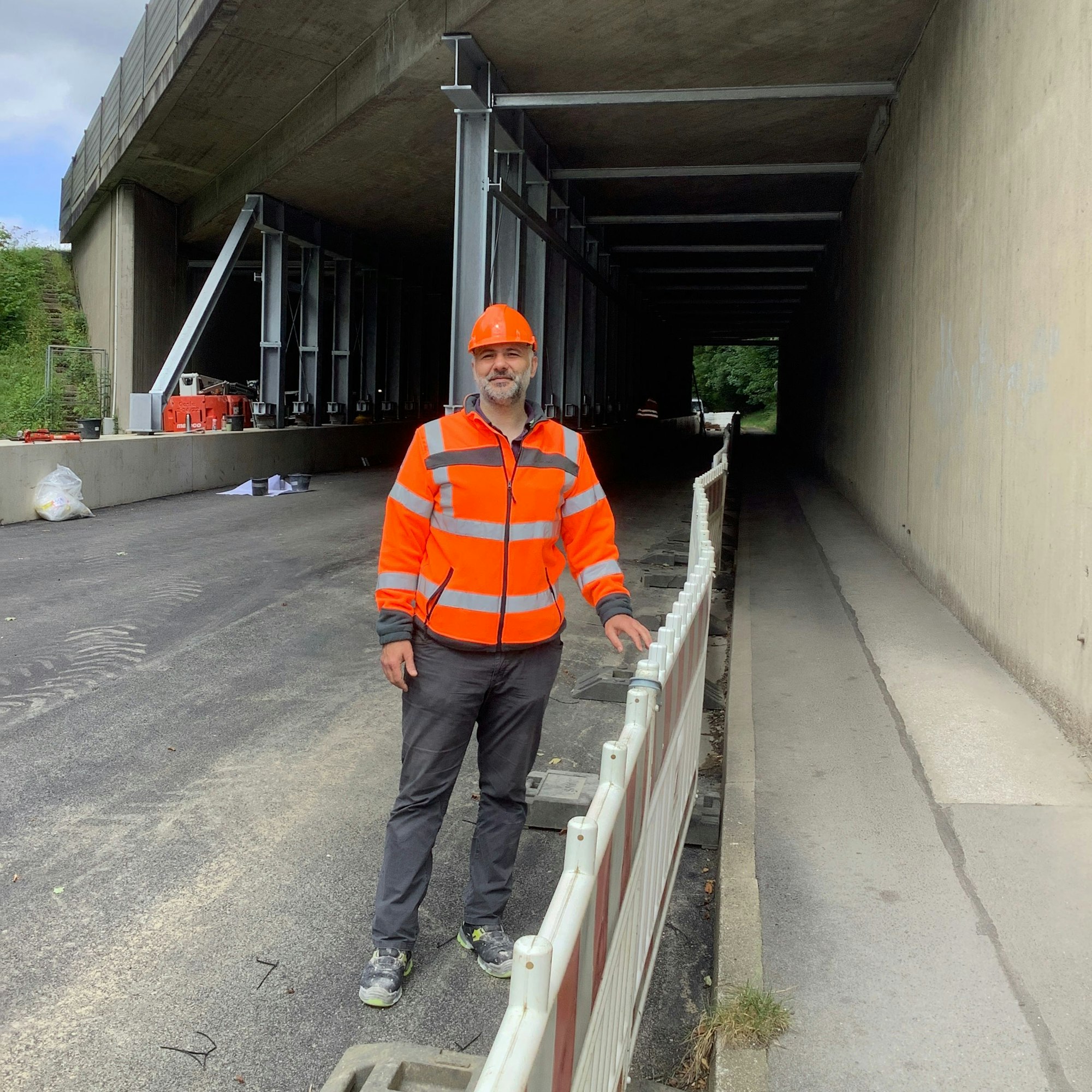 Musaab Asaad, Bauüberwacher der Autobahn GmbH vor Ort, ist am Samstagmittag mit den Baufortschritten unter der Brücke sehr zufrieden und versichert: „Wir haben uns mit der Planung sehr viel Mühe gegeben.“