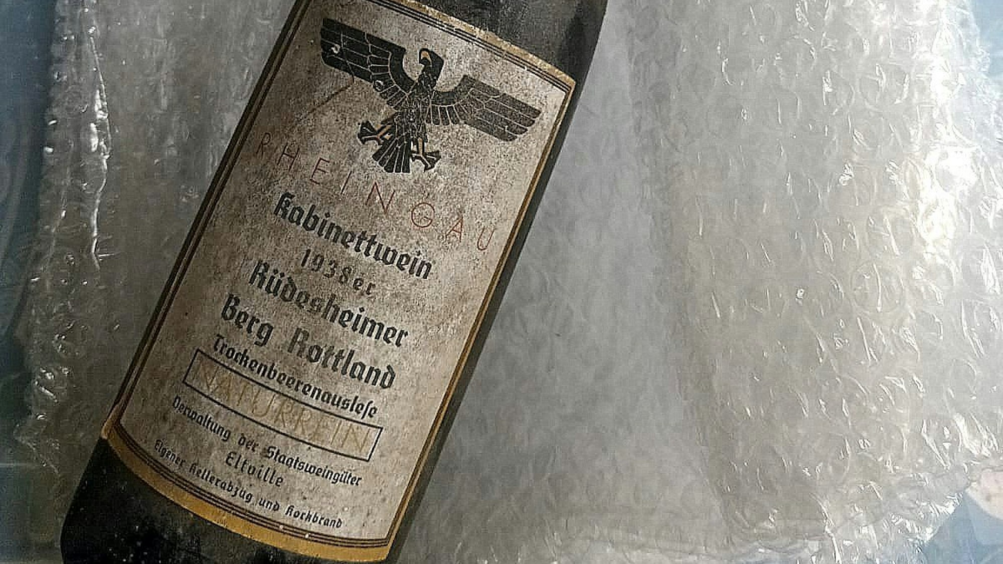 Das Etikett von 1938 ist noch gut erhalten. Die wertvolle Flasche kam sicher verpackt in Witterschlick an.