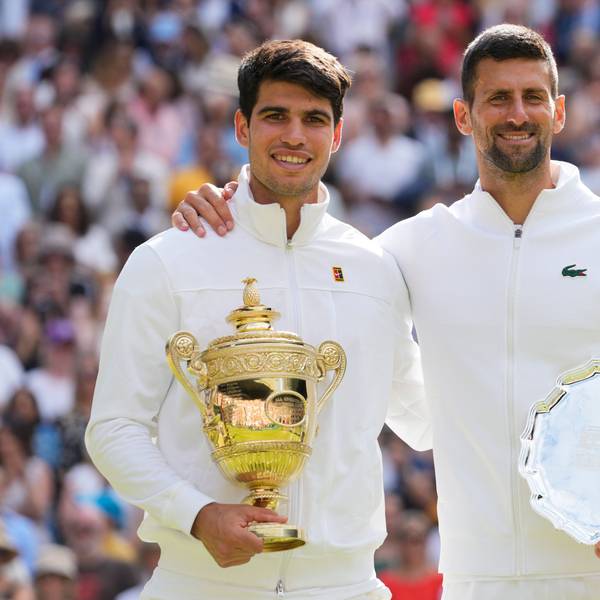 14.07.2024, Großbritannien, London: Tennis: Grand Slam – Wimbledon, ATP-Tour, Einzel, Herren, Finale, Alcaraz (Spanien) – Djokovic (Serbien): Carlos Alcaraz (l) hält seine Trophäe, nachdem er den Novak Djokovic im Finale besiegt hat.