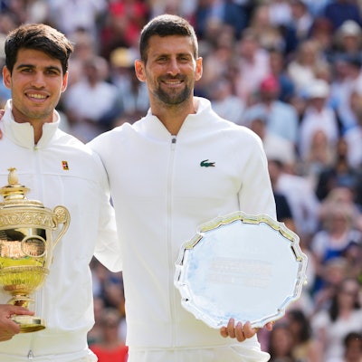 14.07.2024, Großbritannien, London: Tennis: Grand Slam – Wimbledon, ATP-Tour, Einzel, Herren, Finale, Alcaraz (Spanien) – Djokovic (Serbien): Carlos Alcaraz (l) hält seine Trophäe, nachdem er den Novak Djokovic im Finale besiegt hat.