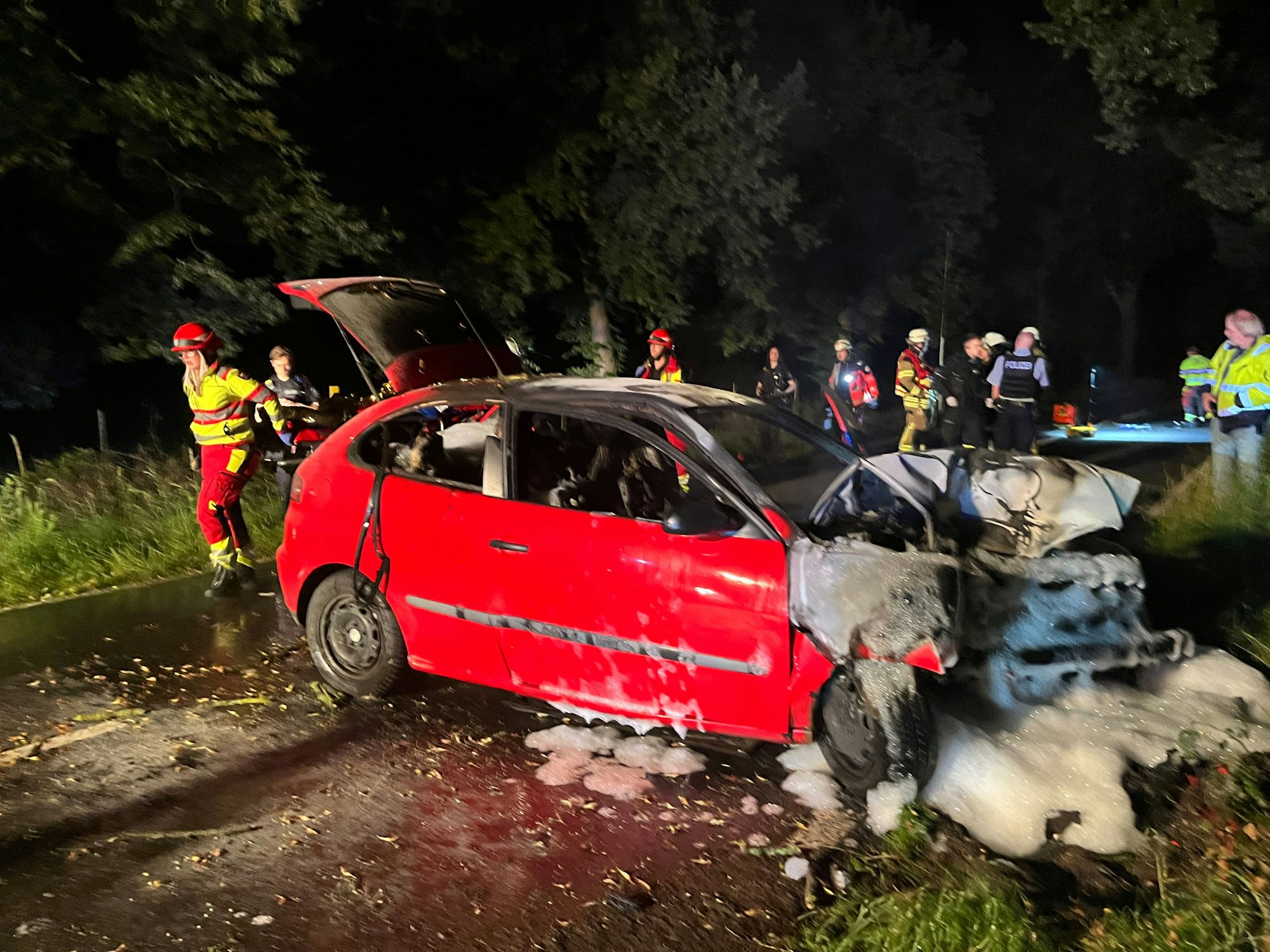 Bei einem Unfall auf der Sülztalstraße bei Bach sind zwei Menschen schwer verletzt worden. Das Auto war in Flammen aufgegangen.