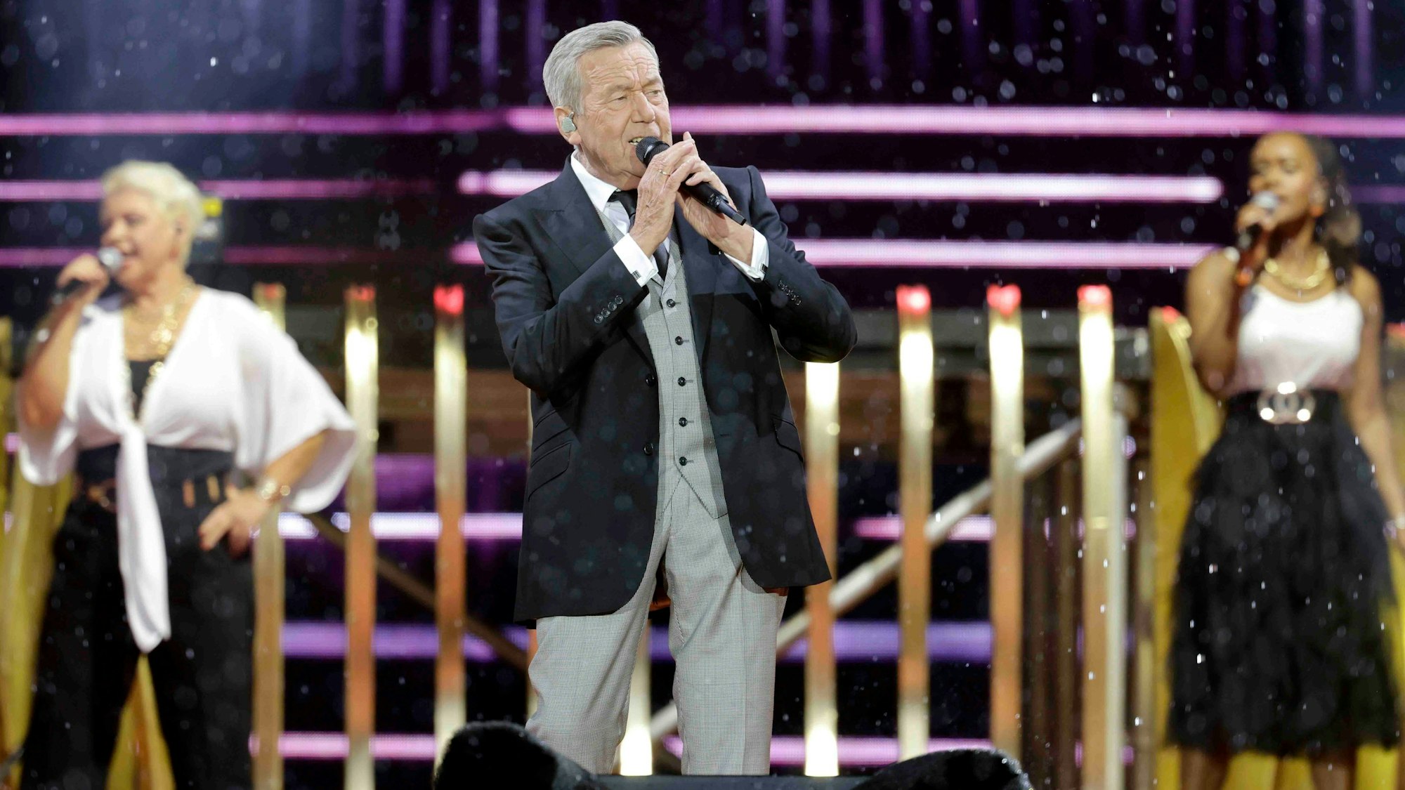Mit viel Gold und Glitzer: Schlager-Ikone Roland Kaiser bei seiner Show zum 50-jährigen Bühnenjubiläum im Rheinenergie-Stadion.