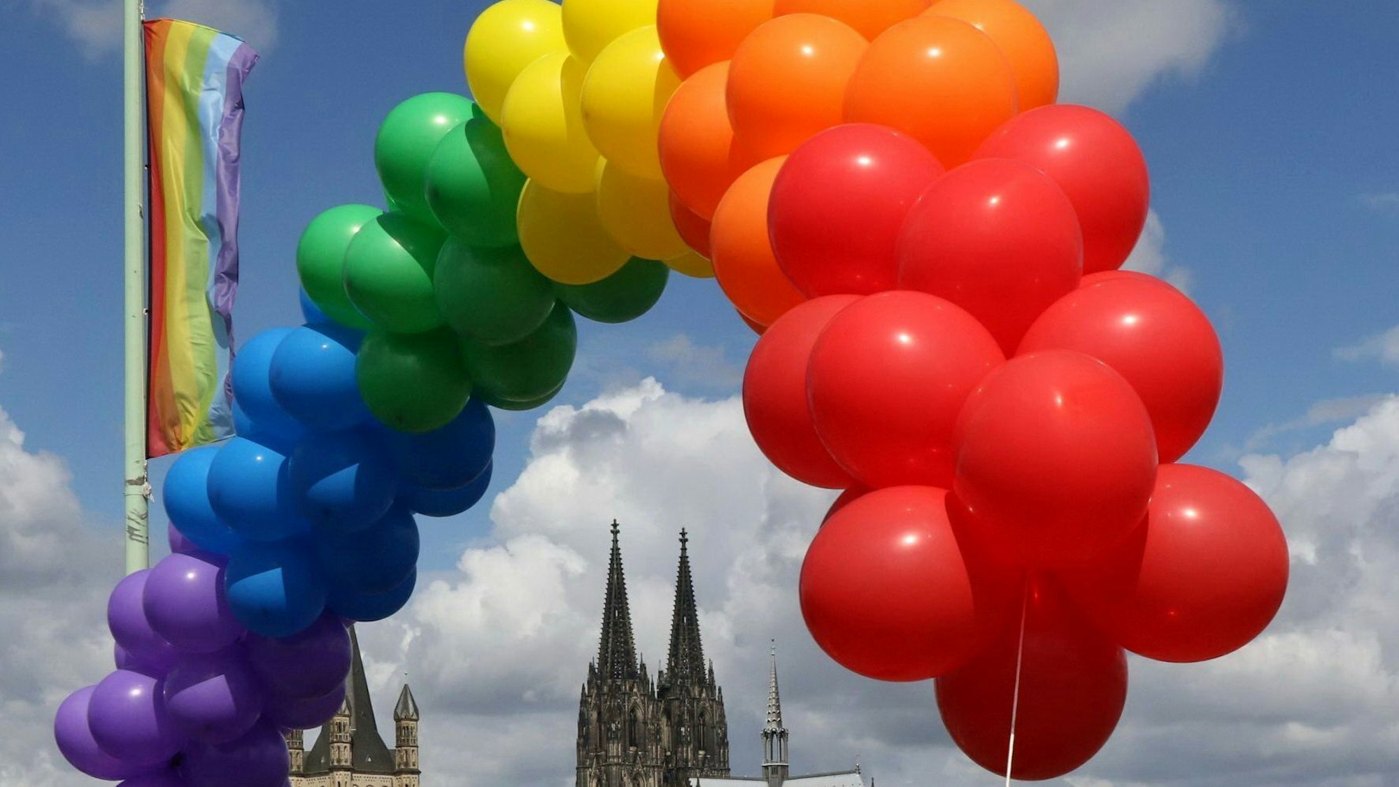 Der Dom eingerahmt von Regenbogenfarben.