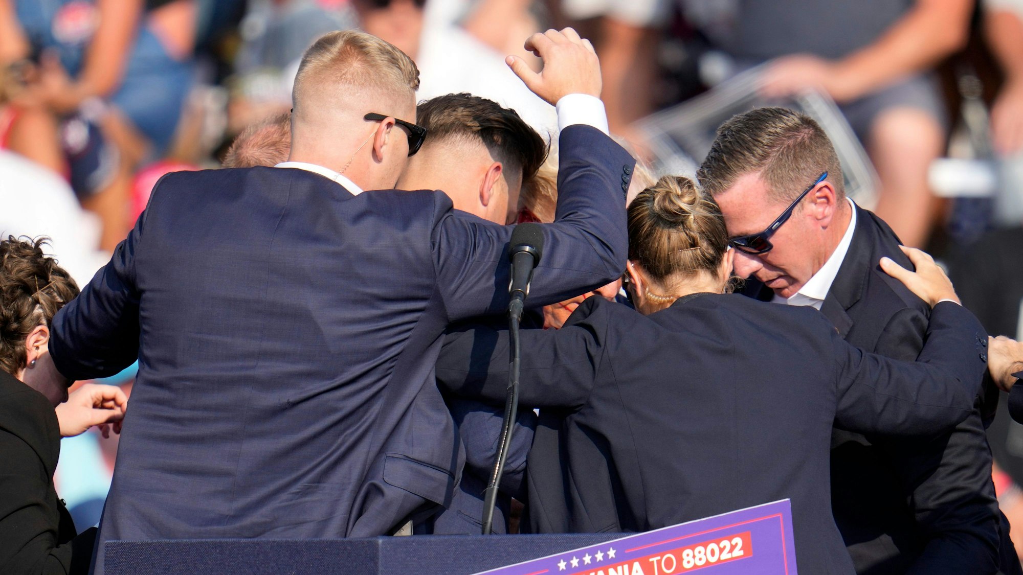 Der Secret Service umstellt den ehemaligen US-Präsidenten Donald Trump, nachdem dieser von einem Schuss getroffen wurde.