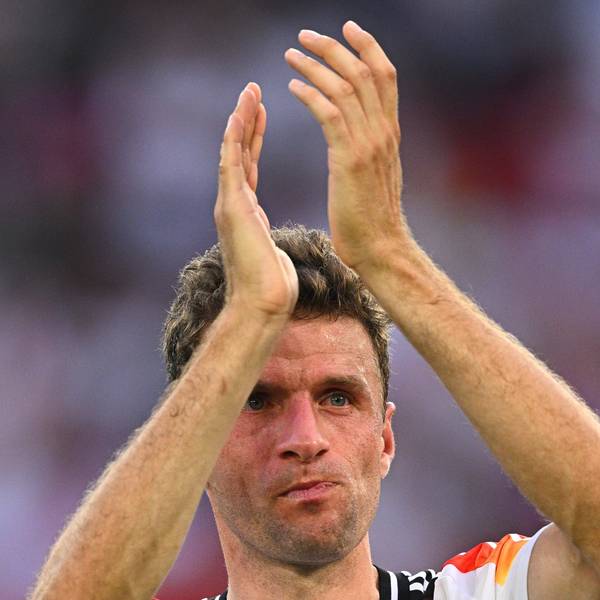 Thomas Müller applaudiert nach der Partie nach dem EM-Aus zu den deutschen Fans.