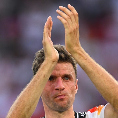 Thomas Müller applaudiert nach der Partie nach dem EM-Aus zu den deutschen Fans.