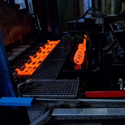 Rotglühende Federn in einem Härteofen bei Ahle.