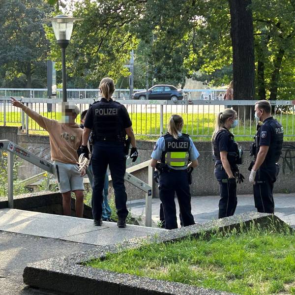 Ein Jugendlicher wird am Ebertplatz von Einsatzkräften der Polizei kontrolliert.
