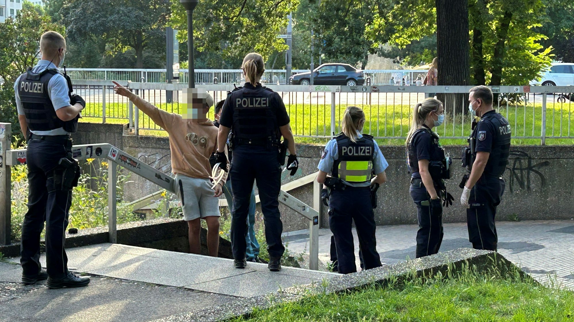 Ein Jugendlicher wird am Ebertplatz von Einsatzkräften der Polizei kontrolliert.