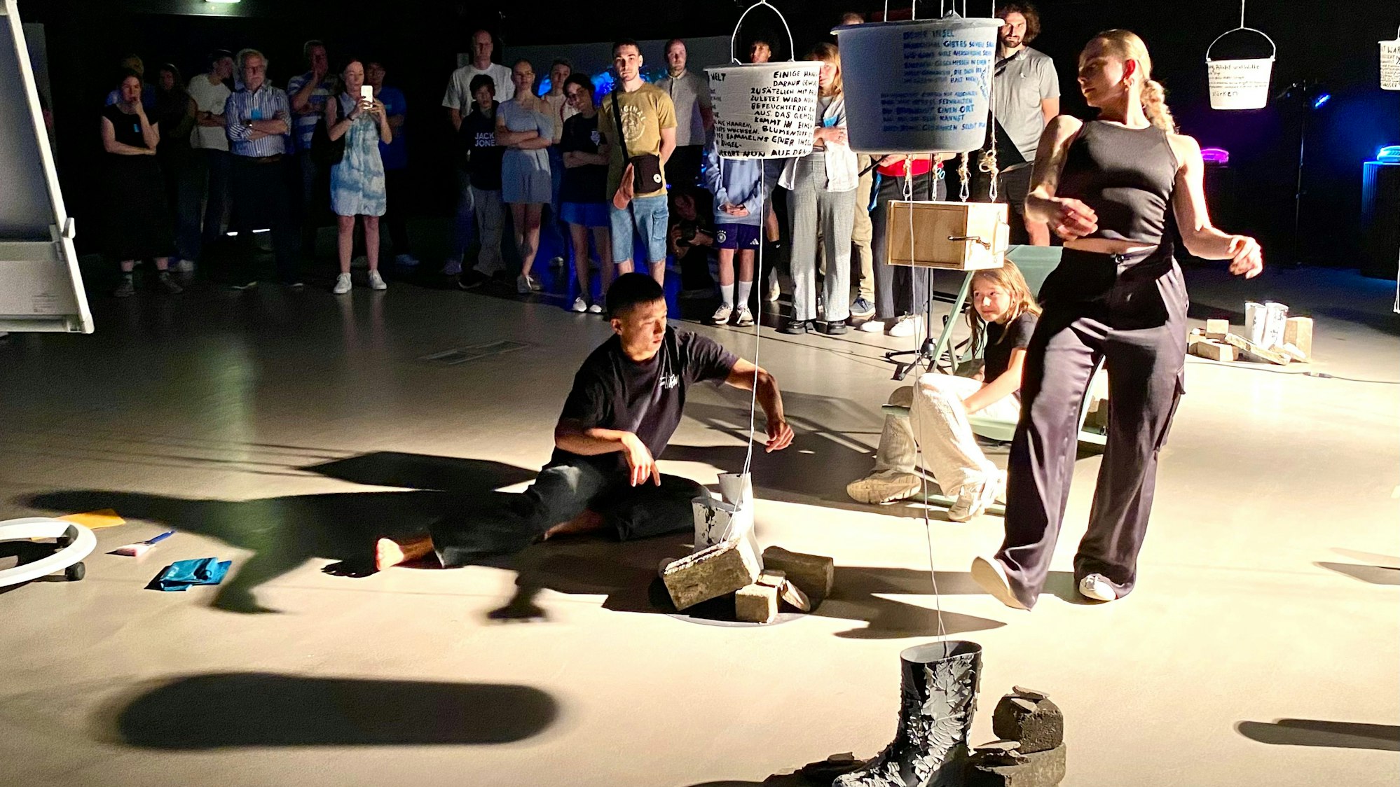 Zu sehen sind die Tänzer auf der Bühne des Cultra.