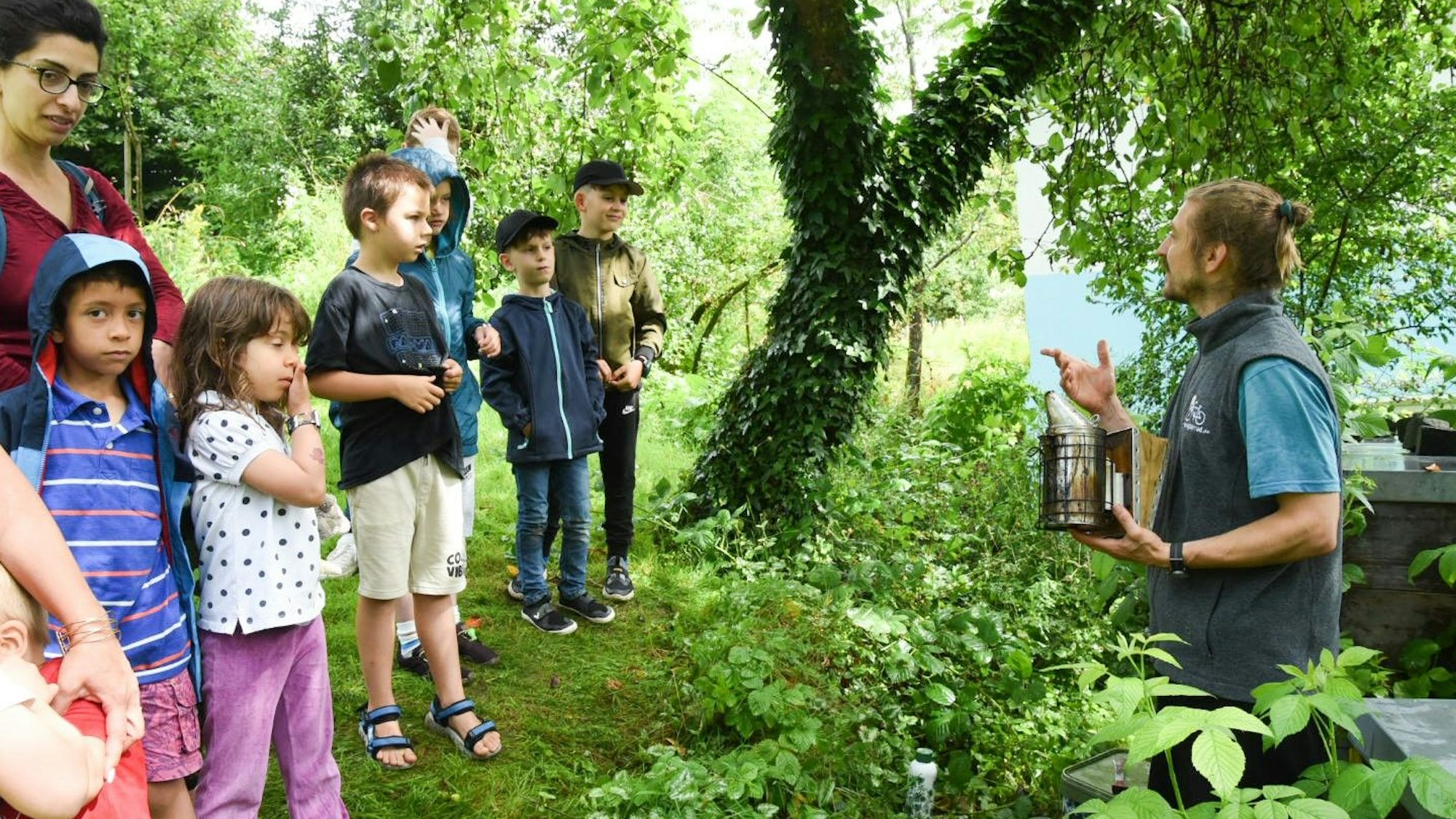 Mit Bienen zum Anfassen und Honig direkt aus der Wabe brachte der Imker Felix Macht aus Nümbrecht den Kindern seine Haustiere nahe.